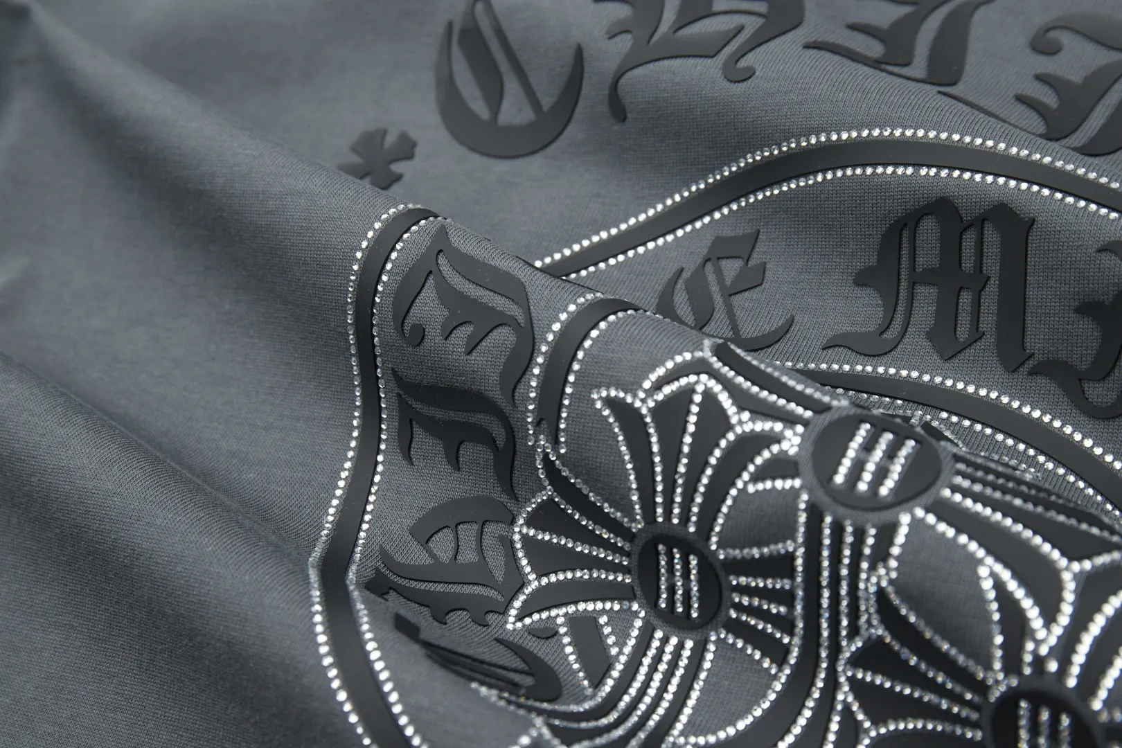 🅿️230 ✨CH✨🆕25SS spring and summer new style Crow Heart ✝ Rack logo leather label hot-drilled short sleeves Light luxury essential item for daily commuting for men and women Correct version Welcome to compare Detailed features · 260 grams of 100% pure cotton double yarn jersey fabric · Custom dyed in the same cylinder, special thickened 32 pieces of double-strand 1X1 thread · Double-needle stitching and cross-stitching technology · Original main mark, washed tag, brand moisture-proof paper packaging Color: white/black/purple/grey Size: S/M/L/XL